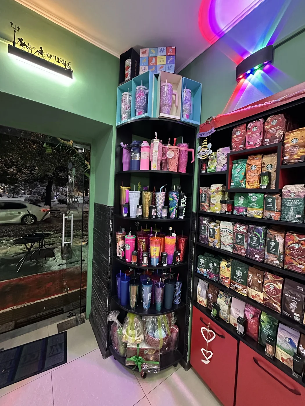 Royal Coffee-ის ინტერიერი და ფერადი პროდუქციის თაროები