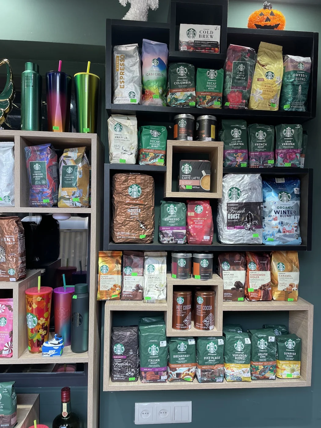 Royal Coffee-ის ჭიქებისა და პროდუქციის თარო