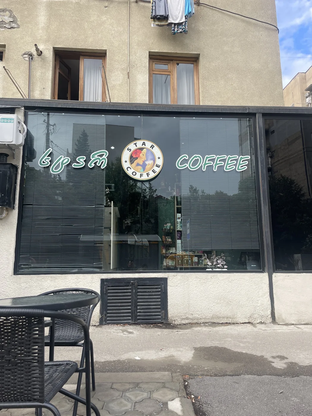 Royal Coffee-ის ფასადი ტაშკენტის ქუჩაზე